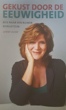 Gekust door de eeuwigheid - Een reis naar een ruimer bewustzijn - Lenny Kuhr Gekust door de eeuwigheid - Een reis naar een ruimer bewustzijn - Lenny Kuhr